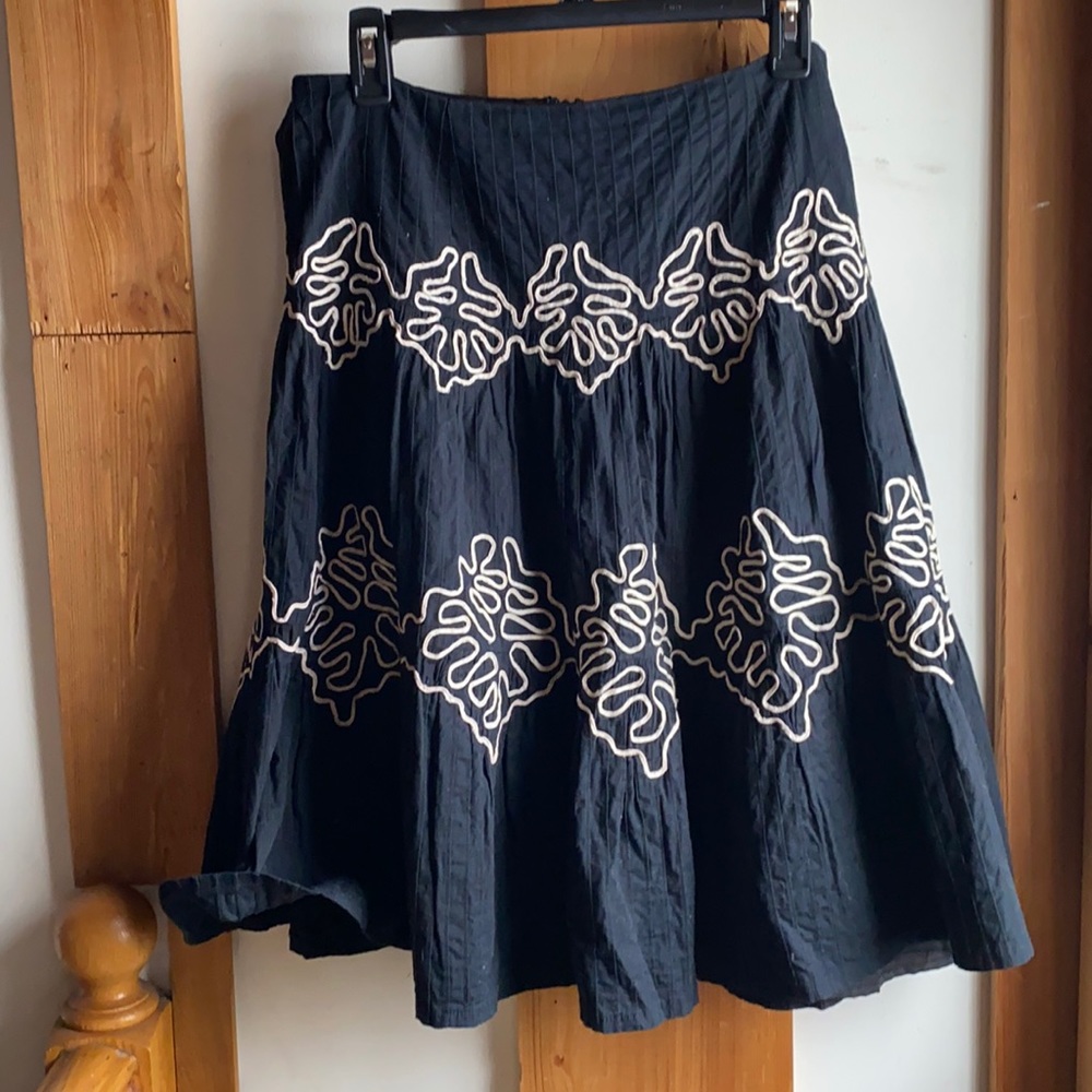 Pleated/crinkly Nanette Lepore midi skirt with white embroidery / sz 10